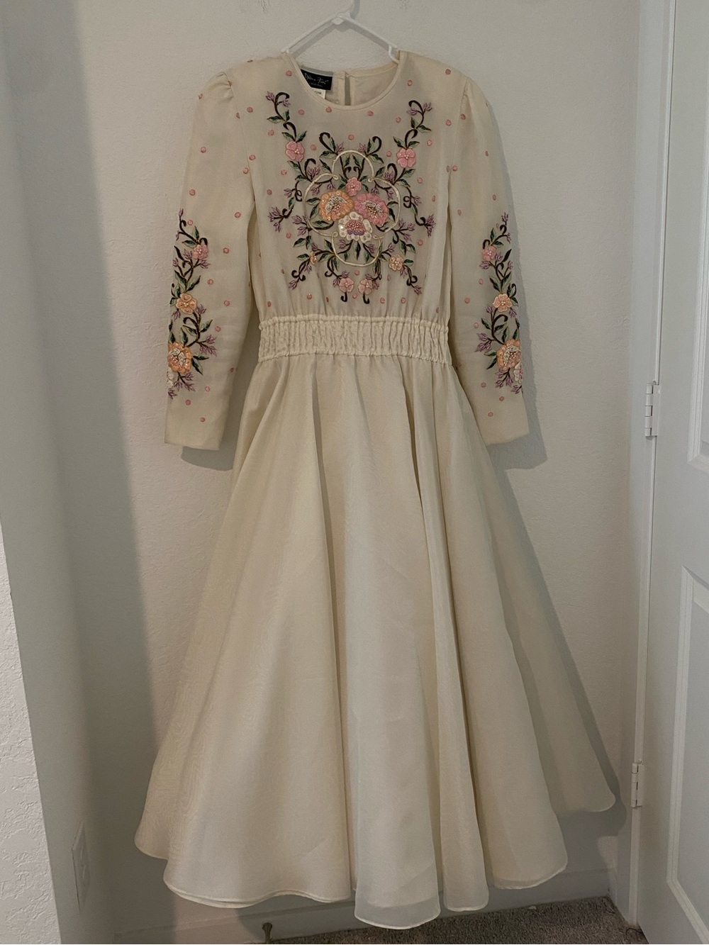 Diane Freis is known for 1980s and 1990s vintage
 Embroidered Floral Maxi Dress